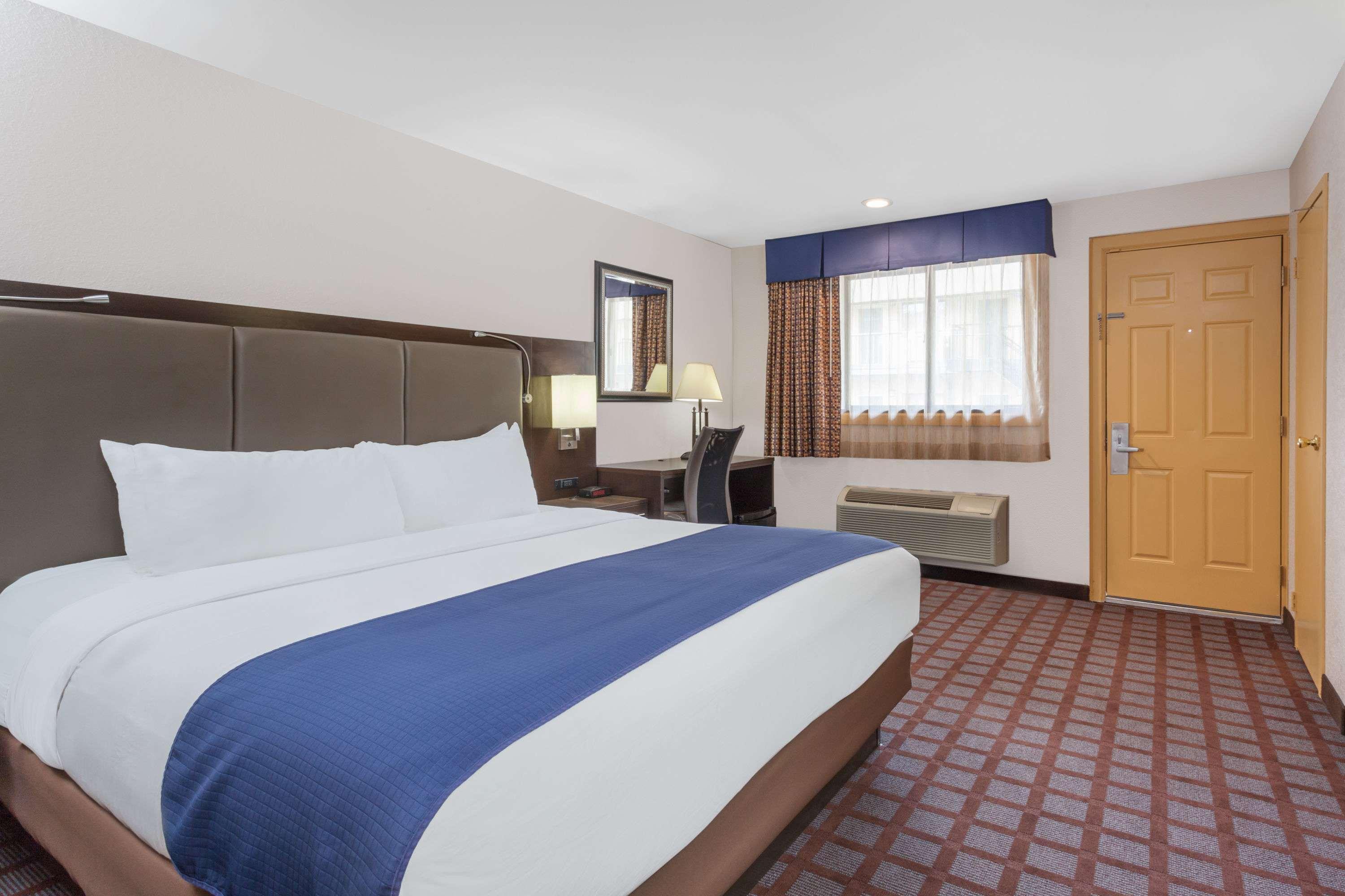 Days Inn By Wyndham Woodbury Long Island Екстериор снимка